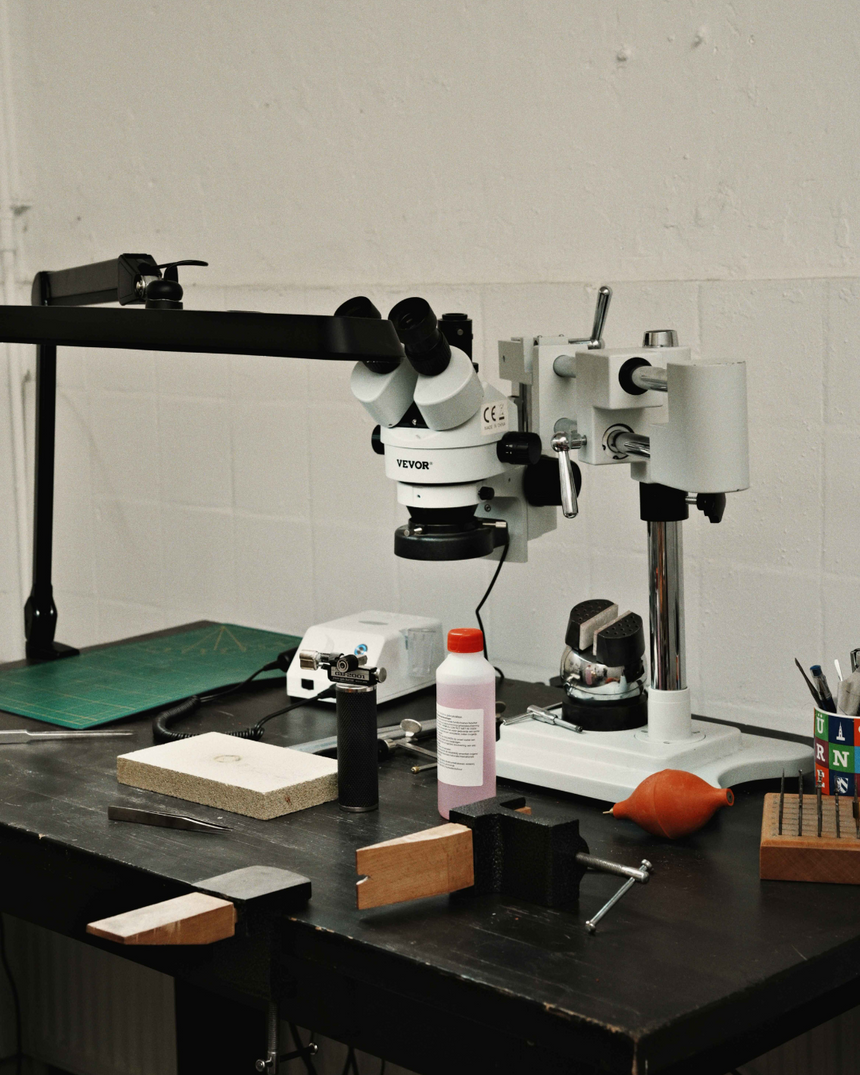 Rent a jewellery workbench (for experienced jeweler only)